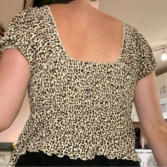 Cheetah print Urban Outfitters flowy/ puffy sleeve top size S - Picture 2 of 4